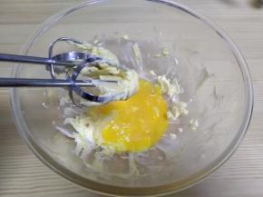 黄油里面加白糖电动打蛋器打发细腻后，加入鸡蛋液。
