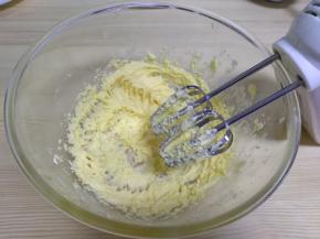 继续打发到完全融合，虽然加的甘汁园白砂糖是颗粒状，但是很容易融化。