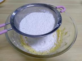 面粉过筛一下，这样翻拌起来能够更好的融合在一起。