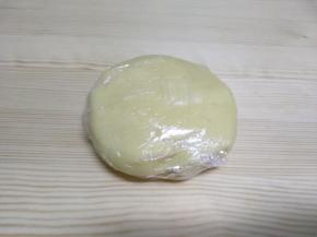 不需要揉，成光滑面团即可，用保鲜膜包好放入冰箱冷冻2分钟。