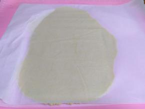 冰箱取出后擀开成饼状，擀成3mm厚左右，然后再放回冰箱冷冻。