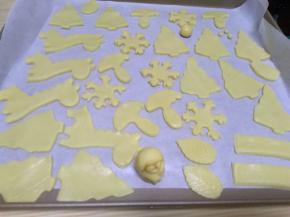 取出后用各种饼干模具压出花型。烤箱提前170度预热