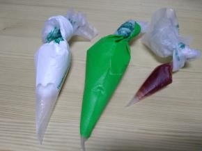 因为没有备蛋白粉，所以用白糖加蛋清打发至提起弯弯小尖就可以，取多部分蛋白糖加绿色食用色素调成绿色，另一个红色是用果酱调的，因为没有买红色色素。