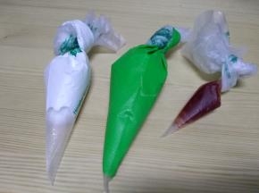 因为没有备蛋白粉，所以用白糖加蛋清打发至提起弯弯小尖就可以，取多部分蛋白糖加绿色食用色素调成绿色，另一个红色是用果酱调的，因为没有买红色色素。