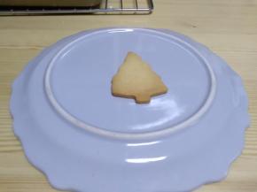 饼干出炉后晾凉，然后开始绘画图案，随意画