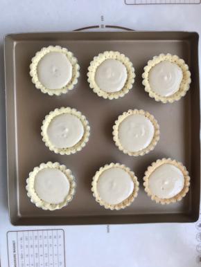 14.打好的栗泥糊装入裱花袋中，挤在塔皮中。