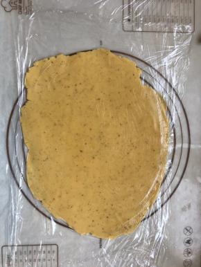 .4取出面团盖上保鲜膜，擀成薄饼。