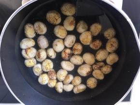 9.制作栗子馅：把去皮的栗子放入奶锅中，加入半锅水，大火烧开转小火，焖煮20分钟。