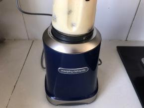 13.把栗子馅中的所有材料，放入料理机中搅打成糊。