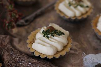 18.用栗子和百里香装饰即可。