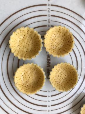 6.用叉子在塔皮上扎出很多小洞，防止烘烤中鼓起。