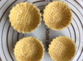 6.用叉子在塔皮上扎出很多小洞，防止烘烤中鼓起。