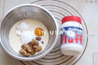 12.加入棉花糖稍微搅拌，made in USA fluff的棉花糖和普通的棉花糖不一样，它是浓稠半固体状，不含凝胶剂，口感蓬松、轻盈、入口即化，和栗泥混合做成馅料，操作更方便。它不会那么齁甜，更适合大众口味。