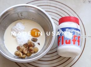 12.加入棉花糖稍微搅拌，made in USA fluff的棉花糖和普通的棉花糖不一样，它是浓稠半固体状，不含凝胶剂，口感蓬松、轻盈、入口即化，和栗泥混合做成馅料，操作更方便。它不会那么齁甜，更适合大众口味。