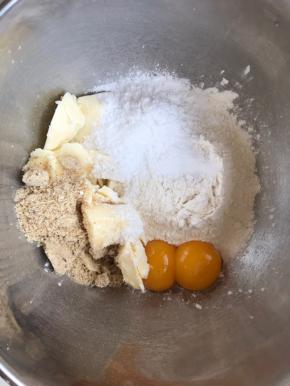 2.把塔皮中所有的材料放在一起揉匀。