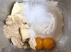 2.把塔皮中所有的材料放在一起揉匀。