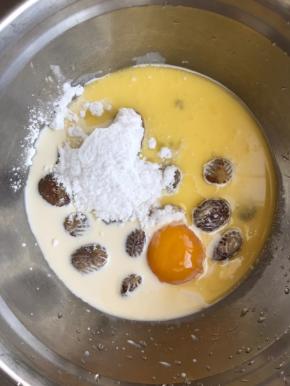 11.把煮好的栗子留出5-6个做装饰用，剩下的放入盆中，加入融化的黄油、蛋黄、纯牛奶和淡奶油