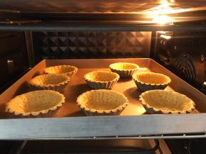 7.模具放在烤盘上，烤箱提前预热150度中层上下火，烘干15分钟。