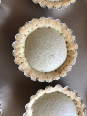 16.烤好的栗子塔冷却备用。