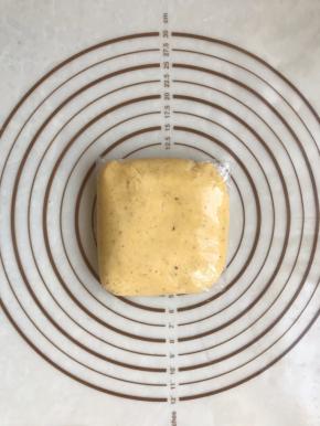 .3用保鲜膜包好，放入冰箱冷藏20分钟。