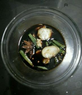 把姜切成片，蒜头拍一下。
把除了蜂蜜外的所有配料放一起，孜然粉可以放多些，如果喜欢吃辣就加适量辣椒粉，然后充分搅拌均匀。