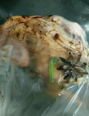 接着倒入调好的配料，绑紧袋口，然后翻转乳鸽几分钟，再放到冰箱冷藏一个晚上。(期间可以翻动乳鸽，让它能全身都沾到料汁)