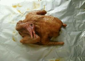 第二天拿出乳鸽，放到一张锡纸里。