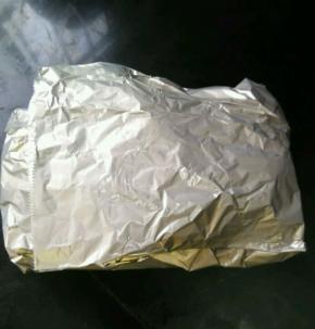 包起来，尽量包好，不要露出脚或是翅膀。