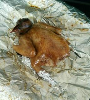 然后用锡纸把翅膀和脚包起来，再放到烤箱烤15分钟左右。(中间再拿出来刷两次蜂蜜水。)