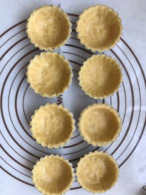 5.放入模具中整形，多余的面皮用刮板轻轻切掉