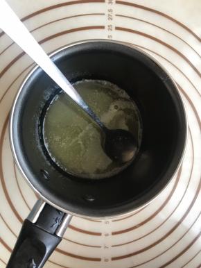 10.黄油加热融化备用。
