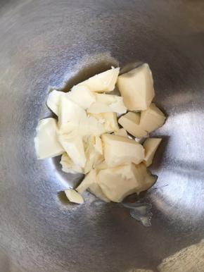 1.制作塔皮：把黄油室温软化，用手指可以轻松按下去