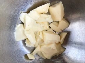 1.制作塔皮：把黄油室温软化，用手指可以轻松按下去