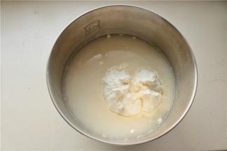 面团材料放进厨师机，用2档揉面10分钟，成为细腻的面团。