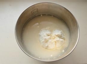 面团材料放进厨师机，用2档揉面10分钟，成为细腻的面团。