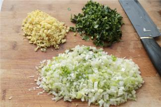 香菜洗净去掉老根切成末，姜也切成末，大葱同样去根部洗净切末。我喜欢饺子馅放多一点姜，不喜欢不放也可以。