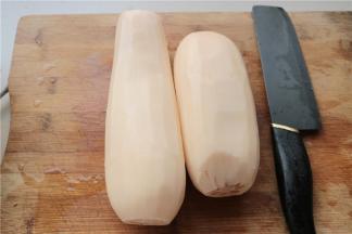 莲藕去皮，切掉两头部分，洗干净。用了两个莲藕。