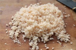 先切成段，再竖起来切成片，再切丝，然后切成末，尽量细碎一点。