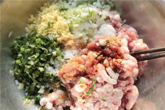 先把猪肉泥、葱末、姜末、香菜末、盐、油、老抽和鲜鸡汁混合在一起，搅拌均匀。