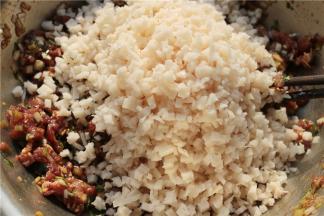 再加入切好的莲藕末。