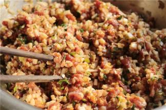 再搅拌均匀，饺子馅就做好了。