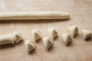 面团在面板上搓成均匀的长条，再用刀切成大小均匀的面剂子。