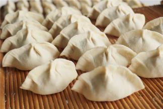 全部做好的饺子，摆一起，看着心里好满足。