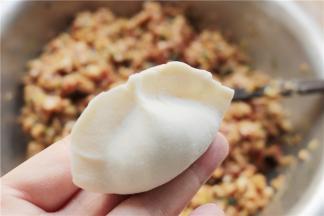 两手一起用力，挤一下，饺子就挤好了，又快又饱满。