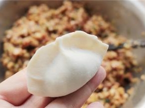 两手一起用力，挤一下，饺子就挤好了，又快又饱满。