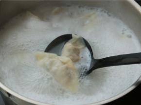 锅里加水烧开，下入饺子煮熟，美美的开吃吧。
