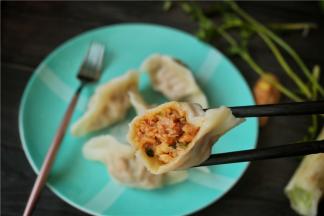 莲藕馅脆脆的，很清新，饺子皮也薄，特别好吃。