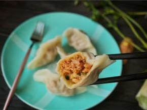 莲藕馅脆脆的，很清新，饺子皮也薄，特别好吃。