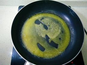 先准备好材料，锅内放入黄油小火加热。
