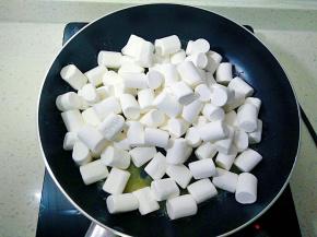 待黄油化开成液状，倒入棉花糖。